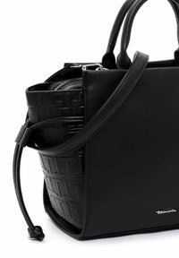 Svart håndveske med glatt og strukturert lær, distinkt geometrisk mønster, doble topphåndtak og en avtagbar skulderreim.