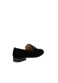 Mocassino in velluto nero con dettagli in oro, tacco basso a blocco, punta rotonda e fodera interna morbida. Design classico a slip-on.