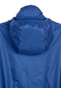 Veste à capuche bleue en tissu léger et déperlant, vue de dos avec un détail de capuche froncée.