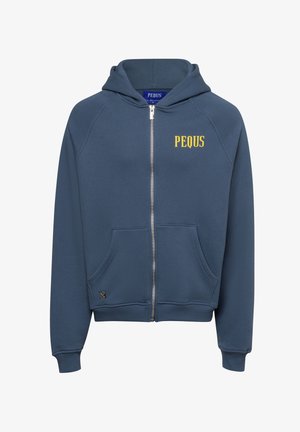 Felpa blu con zip e finitura texture, due tasche frontali e logo "PEQUS" giallo sul lato sinistro del petto. Maniche e fondo a coste.