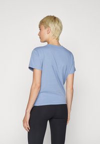 DKNY BUBBLE LOGO KNOT FRONT TEE - Trükipildiga T-särk - stonewash
