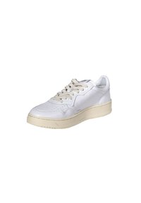 Sneaker bianco in pelle con tomaia testurizzata, punta rotonda, lacci beige e suola in gomma beige chiaro. Cuciture laterali e perforazioni visibili.
