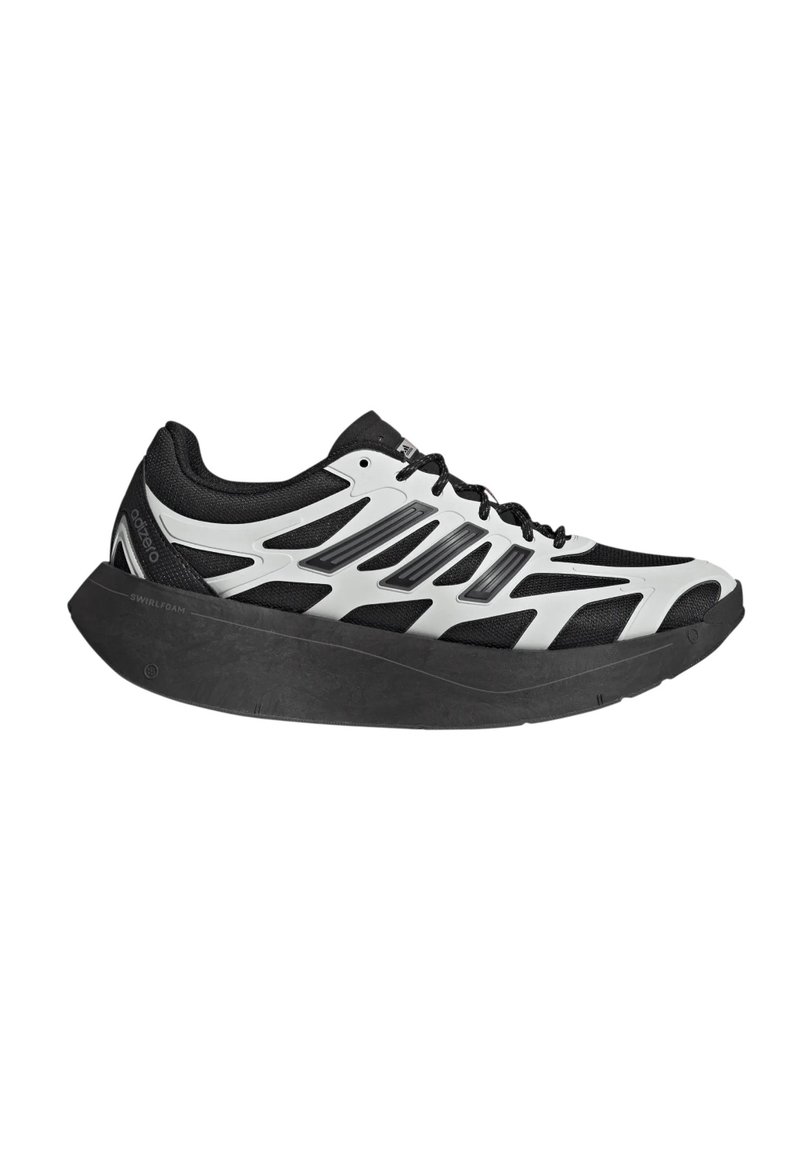 Scarpa sportiva in bianco e nero con tomaia in mesh, suola intermedia spessa nera e design unico con ritagli sui lati per ventilazione e supporto.