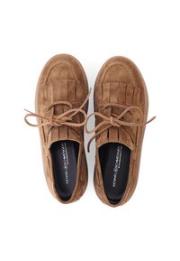 Bruine suède schoenen met een moccasin ontwerp, met franjes vooraan, leren veters en een ronde neus. Gevoerde bovenkant en een gladde binnenkant.