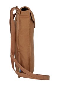 Borsa in tessuto color cuoio con forma rettangolare, tracolla regolabile e chiusura a patta. Dettaglio importante include un piccolo accento blu e giallo.