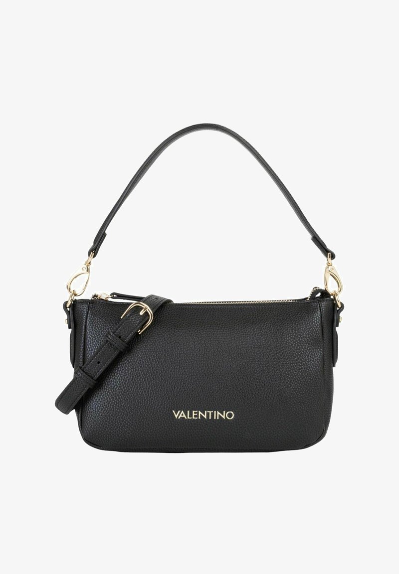 Μαύρη υφή δερμάτινη τσάντα ώμου Valentino με χρυσά εξαρτήματα και ρυθμιζόμενο λουράκι, με κλείσιμο με φερμουάρ και λογότυπο της μάρκας μπροστά.