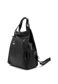 Zwarte leren rugzak met meerdere ritscompartimenten, textuur oppervlak, verstelbare band en een klein Italiaans vlaggetje als charme.