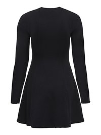 Robe noire à manches longues avec un corsage ajusté et une jupe évasée, en tissu texturé. Elle présente un col rond et des détails de coutures.