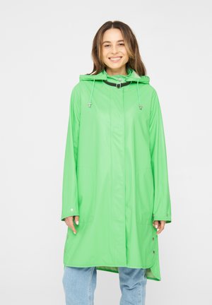 Groene waterdichte regenjas met een capuchon, lange mouwen, drukknopen en twee frontzakken. Gladde textuur en een losvallend ontwerp.