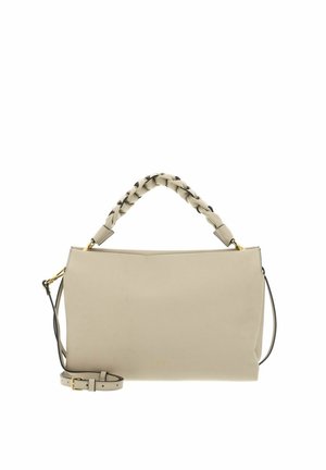 Beige Lederhandtasche mit geflochtenem Griff, goldfarbener Beschlägen und abnehmbarem, verstellbarem Schultergurt vor weißem Hintergrund.