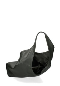 Groene leren tote bag met een unieke vorm, gestructureerd oppervlak en een enkele brede schouderriem. Voorzien van een bovenste ritssluiting en binnenzakken.