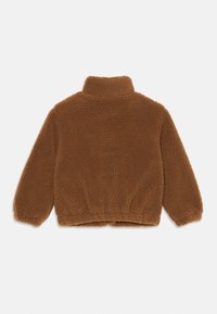 Brązowy polarowy sweter z wysokim kołnierzem, elastycznymi mankietami i dolnym wykończeniem, charakteryzujący się miękką, teksturowaną powierzchnią i brakiem widocznych elementów metalowych.
