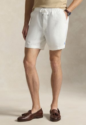 Pantalones cortos blancos de lino con cintura elástica, cierre con cordón y bolsillos laterales. Presentan un pequeño logotipo azul en el dobladillo.