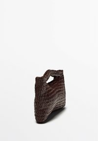 Borsa intrecciata di colore marrone scuro con una superficie texturizzata, dotata di manici arrotondati e una forma strutturata, adatta per trasportare gli oggetti essenziali.