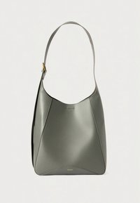 Πράσινη δερμάτινη τσάντα ώμου με μινιμαλιστικό σχεδιασμό, διαθέτοντας λεία υφή, φαρδιά λουριά και δομημένο, γωνιώδες σχήμα.
