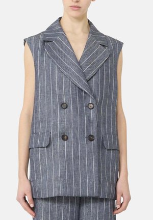 Gilet grigio a righe sottili senza maniche, doppiopetto, con ampi risvolti e tasche con patta, indossato sopra pantaloni coordinati.