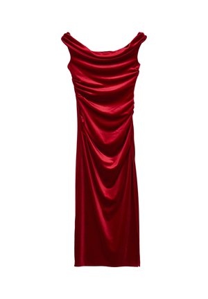 Abito rosso, scollato sulle spalle, realizzato in morbido tessuto drappeggiato con una texture liscia, caratterizzato da dettagli arricciati lungo i lati.