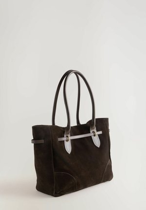 Bolsa tote de ante marrón con dos asas largas de cuero, detalles en tono plateado y una correa de acento azul. Forma rectangular con bordes redondeados.