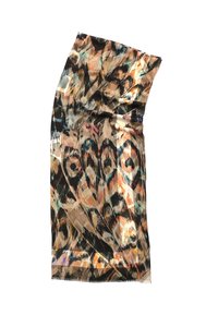 Tessuto leopardato in tonalità di marrone, nero e arancione. Texture liscia con un design drappeggiato, caratterizzato da un bordo angolato e affilato.