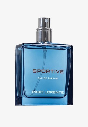 Niebieska prostokątna szklana butelka perfum oznaczona "Sportive Eau de Parfum Pako Lorente" z srebrnym rozpylaczem na górze.