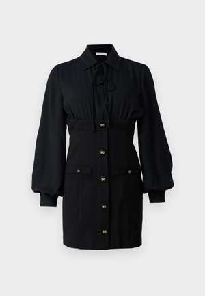 Robe noire avec un col, des manches bouffantes et une taille cintrée. Devant à boutons dorés, deux poches avant et une texture de tissu lisse.