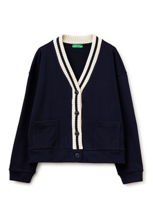 Marineblauer Cardigan mit weißem und marineblau gestreiftem, geripptem V-Ausschnitt, vorderer Knopfleiste, langen Ärmeln und zwei aufgesetzten Taschen vorne.