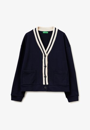 Cárdigan azul marino con cuello de pico acanalado a rayas blancas y azul marino, cierre frontal de botones, mangas largas y dos bolsillos delanteros parcheados.