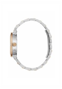 Orologio in acciaio inossidabile con finitura argento e oro, con cassa rettangolare, bracciale a maglie e corona texturizzata. Presenta piccoli viti e dettagli decorativi.