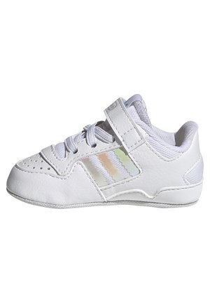 Biały dziecięcy sneaker z trzema pastelowymi paskami, paskiem na rzep, sznurowadłami i miękkim wyściełanym kołnierzem.