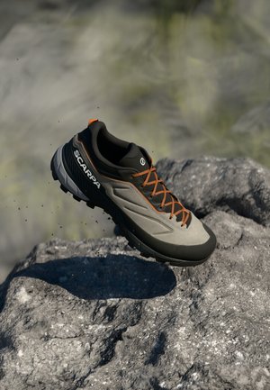 RAPID XT - Matkajalatsid - taupe/rust