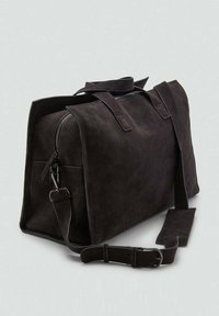 Bolsa de viaje de ante negro con doble asa, correa de hombro desmontable, cierre con cremallera en la parte superior y bolsillo lateral para almacenamiento adicional.