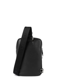 Borsa a tracolla nera in pelle con finitura testurizzata, forma rettangolare, accessori in argento e tracolla nera con branding in rilievo.