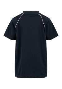 Granatowa koszulka polo z krótkim rękawem, o ryżowym wzorze, z białymi lamówkami wzdłuż szwów na ramionach. Prosty projekt kołnierzyka, przedstawiony widok z tyłu.