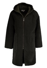 Musta, ylisuuri teksturoidusta materiaalista valmistettu hupullinen takki, jossa on vetoketjullinen etuosa, kaksi etutaskua ja pehmeä vuori.