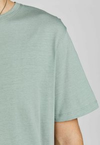 Jack & Jones JJENOA TEE CREW NECK - Lihtne T-särk - slate gray
