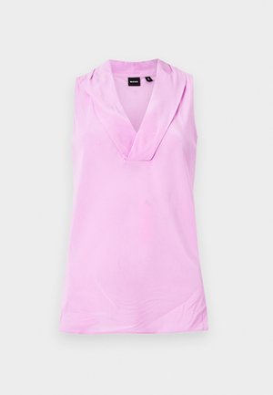 Αμάνικη γυναικεία μπλούζα σε ανοιχτό ροζ χρώμα με βαθύ V-λαιμόκοψη και λεία υφή, με ετικέτα "BOSS" στο εσωτερικό του λαιμού.