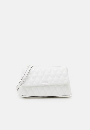 Sac à main blanc matelassé en matériau synthétique, doté d'une fermeture à rabat, d'un motif de couture en diagonale et d'une fine bandoulière.