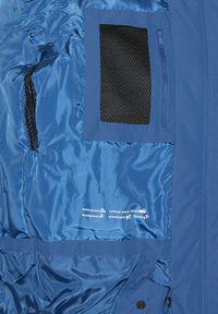 Innenansicht einer blauen wasserdichten Jacke mit glatter, glänzender Oberfläche, einer schwarzen Netzinnentasche und aufgedruckten wasserabweisenden Symbolen und Beschriftungen.