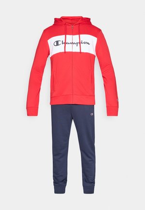 Czerwona bluza z kapturem na zamek z białym panelem na piersi i czarnym logo "Champion", zestawiona z granatowymi joggerami z elastycznymi mankietami i detalem z logo.