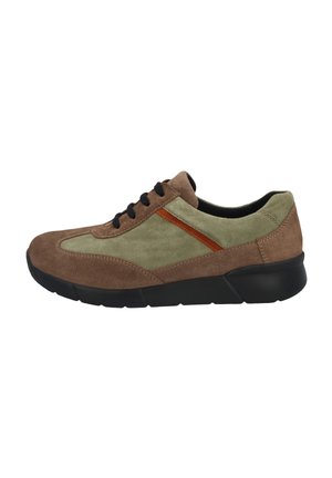 Legerer Herrenschnürschuh aus braunem und olivgrünem Wildleder mit schwarzer Sohle und orangefarbener Akzentstreifen an der Seite.