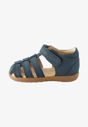 Blå lædersandal med åbne tæer, der har flere stropper, en velcro-lukning og en brun gummisål. Glat tekstur, afslappet design.
