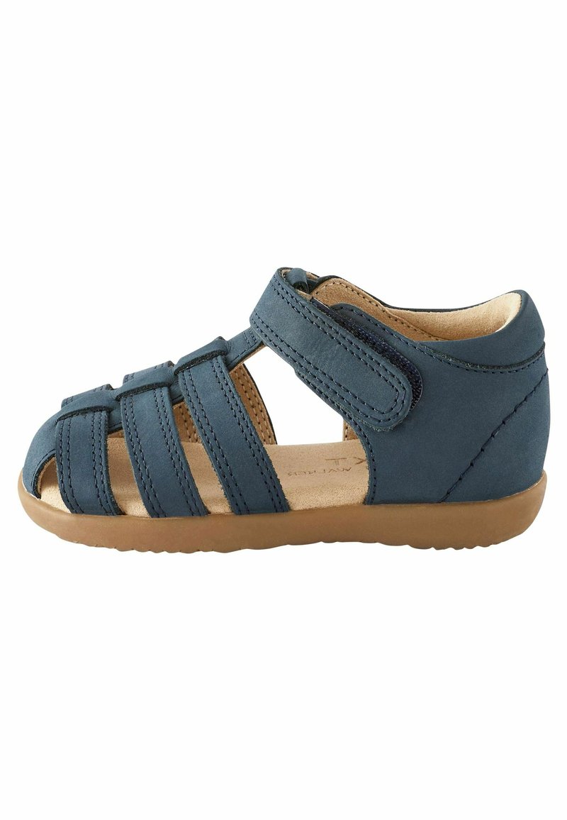 Blå lædersandal med åbne tæer, der har flere stropper, en velcro-lukning og en brun gummisål. Glat tekstur, afslappet design.
