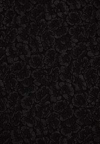 Tessuto nero con un motivo floreale in rilievo e una leggera lucentezza. Il design consiste in intricate forme di fiori sollevati e curve.