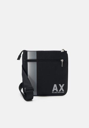 Borsa a tracolla nera con superficie texturizzata, striscia argentata e logo frontale "AX MILANO/NEW YORK." Dotata di tracolla regolabile e chiusura con zip.