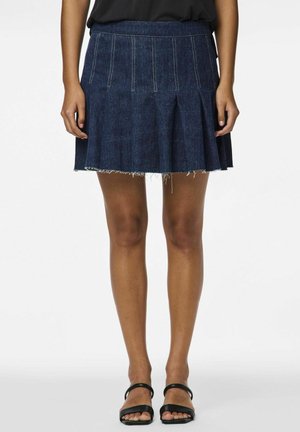 Gonna di jeans con orlo sfilacciato e design plissettato. Colore blu scuro, presenta cuciture visibili e una vita aderente.
