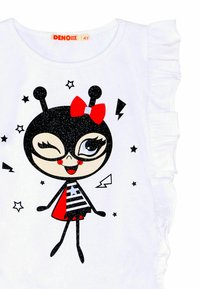 Camiseta blanca de algodón con un personaje de dibujos animados negro y brillante con un lazo rojo, que lleva una camiseta a rayas y una capa roja, acentuada por mangas con volantes.