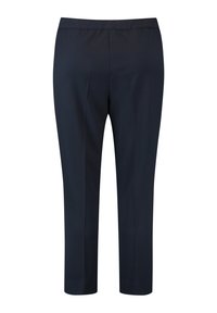 Marineblauwe tailored broek met een rechte snit, gladde textuur en zonder zichtbare hardware. Bevat een tailleband met eenDiscrete naaddetail.
