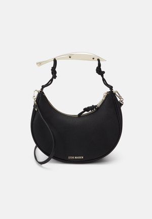 Schwarze Halbmond-Lederhandtasche mit geknoteten Trägern, goldenem Reißverschluss und gebogenem goldfarbenem Metallgriff, vorne mit dem Markennamen „Steve Madden“.