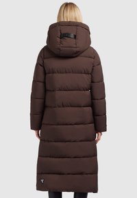 Brun pufferjakke med hætte, der har et quilted design, lang længde og logo detaljer på ryggen. Tekstureret, isoleret materiale.