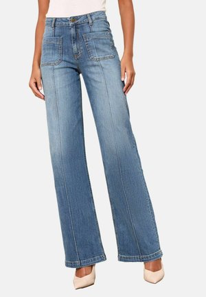 Jeans din denim cu croială largă, de culoare albastru deschis, cu cusături contrastante, cinci buzunare și un design cu talie înaltă. Textura netedă cu o croială clasică.